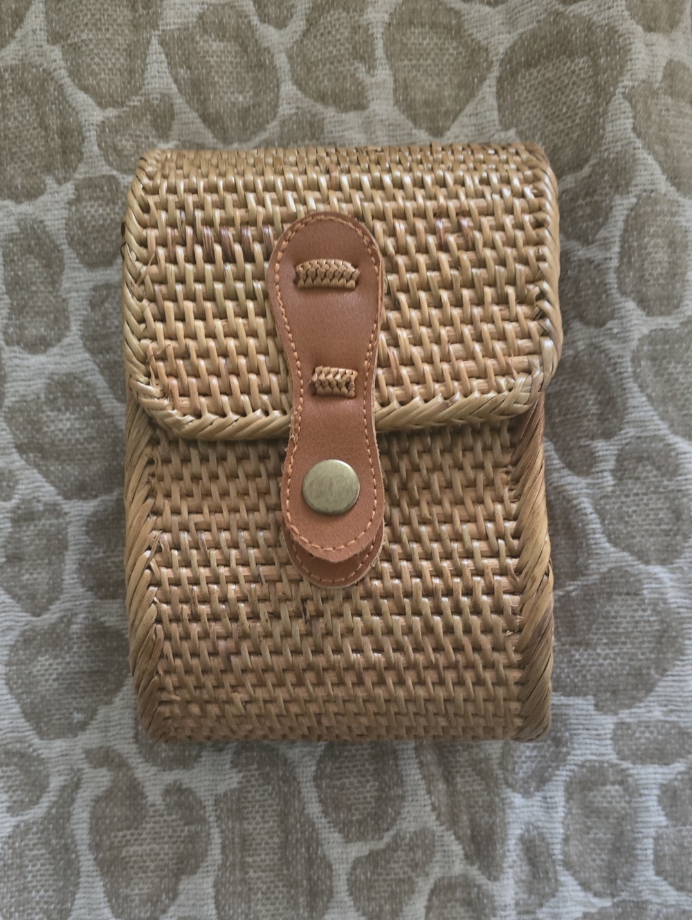 Woven Straw Crossbody Pouch with Leather Snap